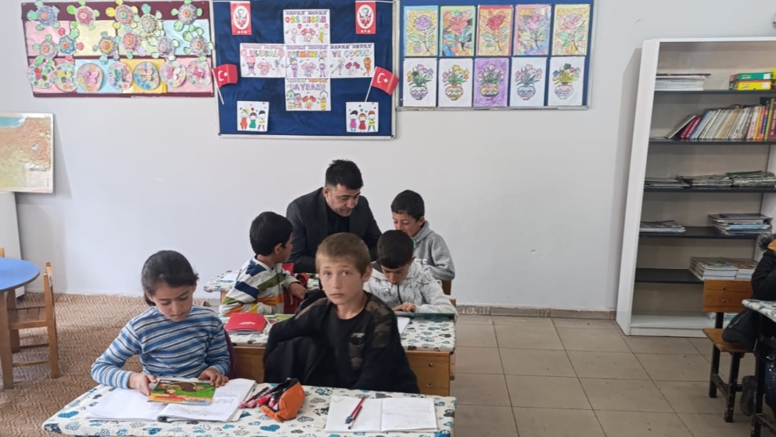 İlçe Milli Eğitim Müdürümüz ve Şube Müdürlerimiz ilkokul ziyareti yaparak eğitim öğretim faaliyetleri hakkında bilgi almışlardır.